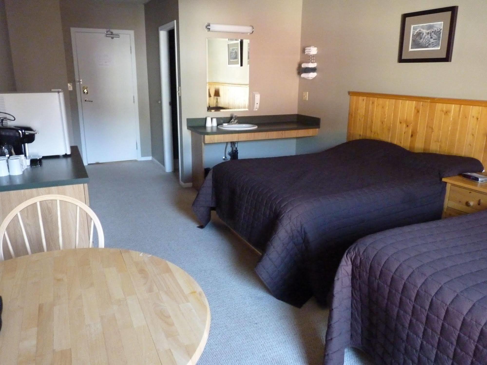 The Flying Steamshovel Inn รอสแลนด์ ภายนอก รูปภาพ
